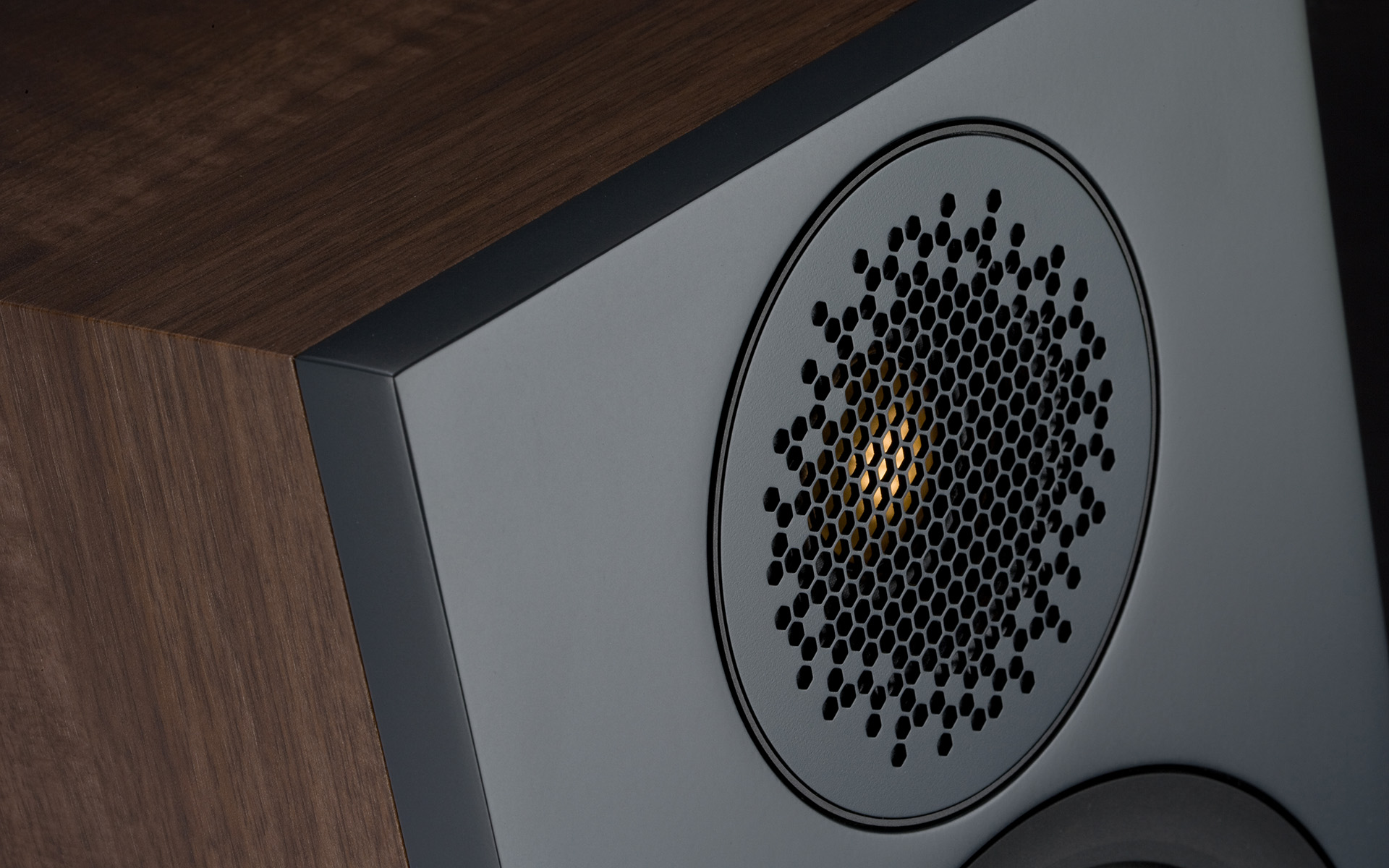 Hi-Fi News: новые полочники Monitor Audio Bronze 100 играют «на все сто»