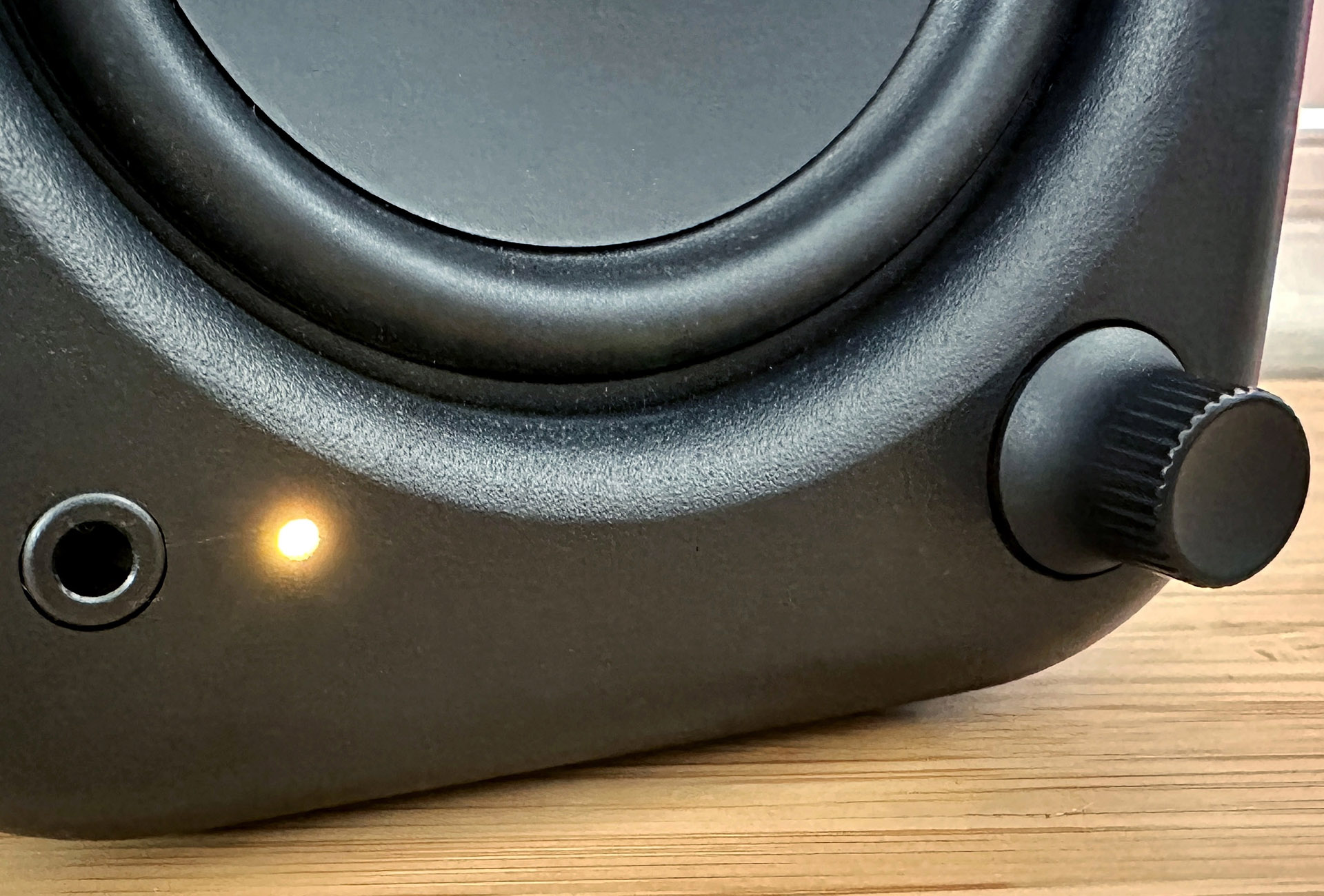 Украсят рабочий стол: компактные настольные колонки Kanto UKI Украсят рабочий стол: компактные настольные колонки Kanto UKI